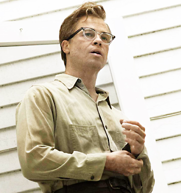 brad pitt young benjamin button. young and dying Brad Pitt.